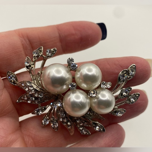 Pearl Brooch Vintage Inspired Silver & Diamond Pearl Brooch Pin Stunning - Picture 4 of 6